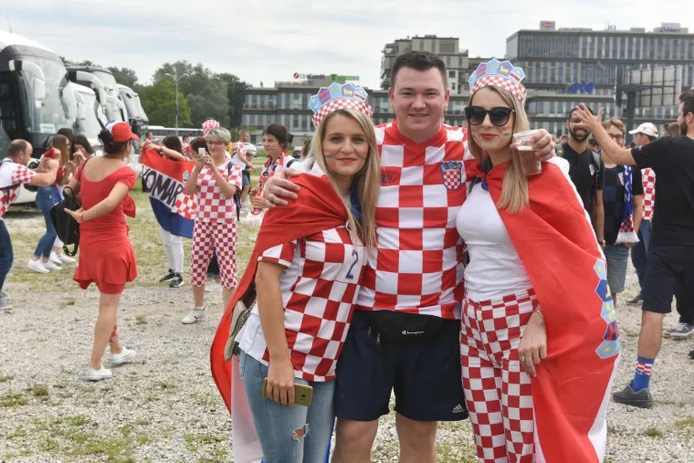 Navijači iz cijele Hrvatske stigli su organizirano na parkirali&scaron;te kod Velesajma odakle se nakon kratkog slavlja gradskim autobusima prevoze do Glavnog kolodvora, nakon čega će pje&scaron;ice krenuti prema Trgu bana Jelačića.