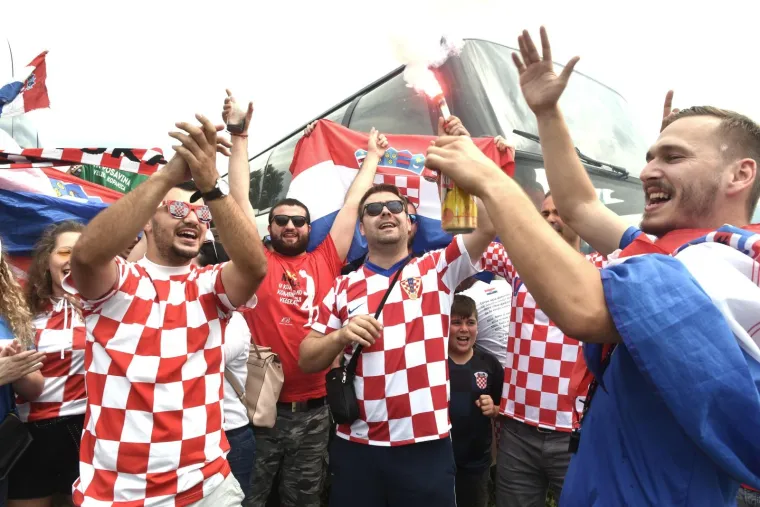 Navijači iz cijele Hrvatske stigli su organizirano na parkirali&scaron;te kod Velesajma odakle se nakon kratkog slavlja gradskim autobusima prevoze do Glavnog kolodvora, nakon čega će pje&scaron;ice krenuti prema Trgu bana Jelačića.