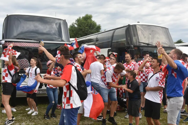 Navijači iz cijele Hrvatske stigli su organizirano na parkirali&scaron;te kod Velesajma odakle se nakon kratkog slavlja gradskim autobusima prevoze do Glavnog kolodvora, nakon čega će pje&scaron;ice krenuti prema Trgu bana Jelačića.
