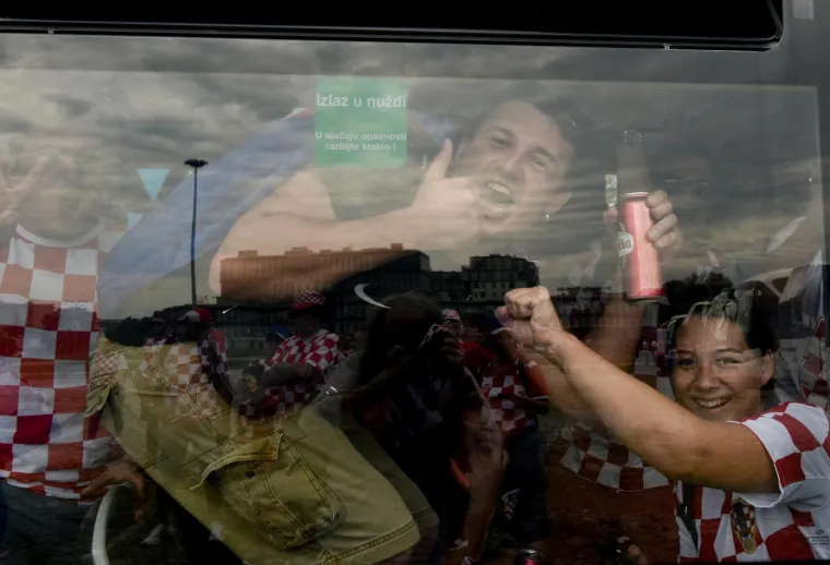 Navijači iz cijele Hrvatske stigli su organizirano na parkirali&scaron;te kod Velesajma odakle se nakon kratkog slavlja gradskim autobusima prevoze do Glavnog kolodvora, nakon čega će pje&scaron;ice krenuti prema Trgu bana Jelačića.