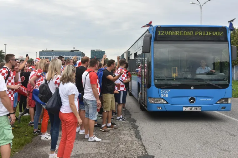 Navijači iz cijele Hrvatske stigli su organizirano na parkirali&scaron;te kod Velesajma odakle se nakon kratkog slavlja gradskim autobusima prevoze do Glavnog kolodvora, nakon čega će pje&scaron;ice krenuti prema Trgu bana Jelačića.