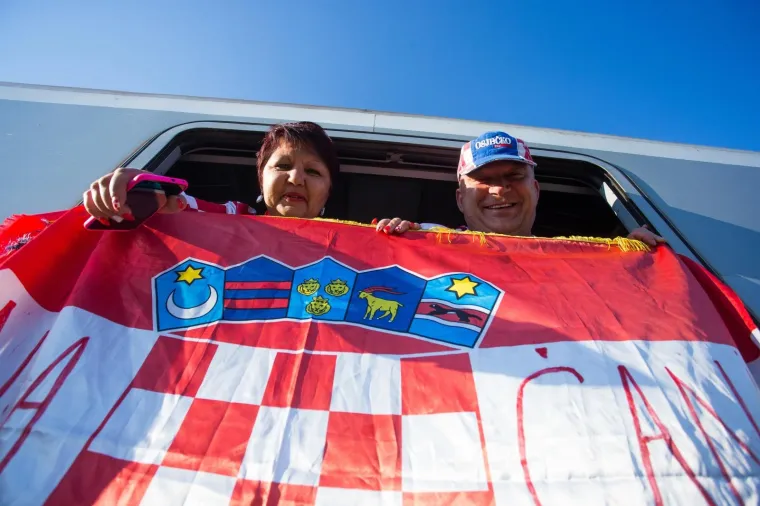 Iz Osijeka je krenula kompozicija od osam vagona na doček koji se Vatrenima organizira na sredi&scaron;njem zagrebačkom trgu. Grad Osijek i Osječko-baranjska županija financirali su izvanredni prijevoz HŽ-a.