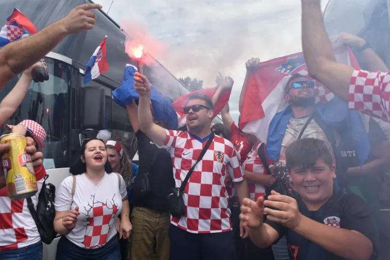 Navijači iz cijele Hrvatske stigli su organizirano na parkirali&scaron;te kod Velesajma odakle se nakon kratkog slavlja gradskim autobusima prevoze do Glavnog kolodvora, nakon čega će pje&scaron;ice krenuti prema Trgu bana Jelačića.