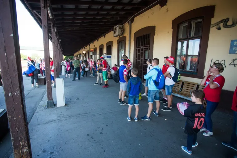 Iz Osijeka je krenula kompozicija od osam vagona na doček koji se Vatrenima organizira na sredi&scaron;njem zagrebačkom trgu. Grad Osijek i Osječko-baranjska županija financirali su izvanredni prijevoz HŽ-a.