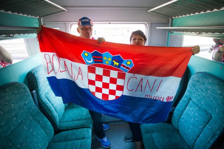 Iz Osijeka je krenula kompozicija od osam vagona na doček koji se Vatrenima organizira na sredi&scaron;njem zagrebačkom trgu. Grad Osijek i Osječko-baranjska županija financirali su izvanredni prijevoz HŽ-a.