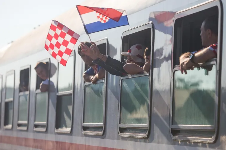 Iz Osijeka je krenula kompozicija od osam vagona na doček koji se Vatrenima organizira na sredi&scaron;njem zagrebačkom trgu. Grad Osijek i Osječko-baranjska županija financirali su izvanredni prijevoz HŽ-a.