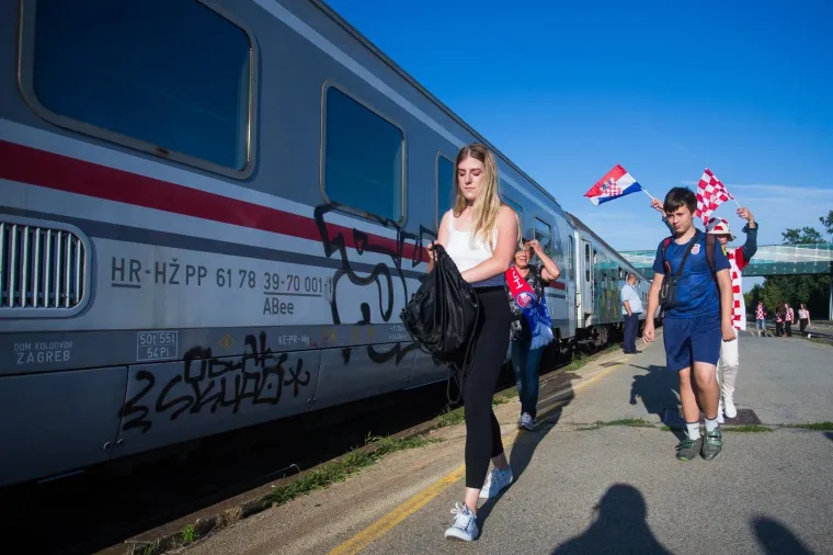 Iz Osijeka je krenula kompozicija od osam vagona na doček koji se Vatrenima organizira na sredi&scaron;njem zagrebačkom trgu. Grad Osijek i Osječko-baranjska županija financirali su izvanredni prijevoz HŽ-a.