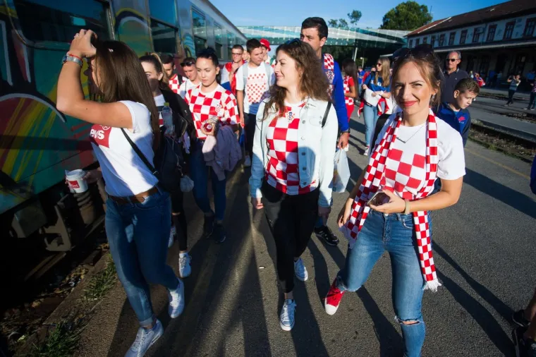 Iz Osijeka je krenula kompozicija od osam vagona na doček koji se Vatrenima organizira na sredi&scaron;njem zagrebačkom trgu. Grad Osijek i Osječko-baranjska županija financirali su izvanredni prijevoz HŽ-a.