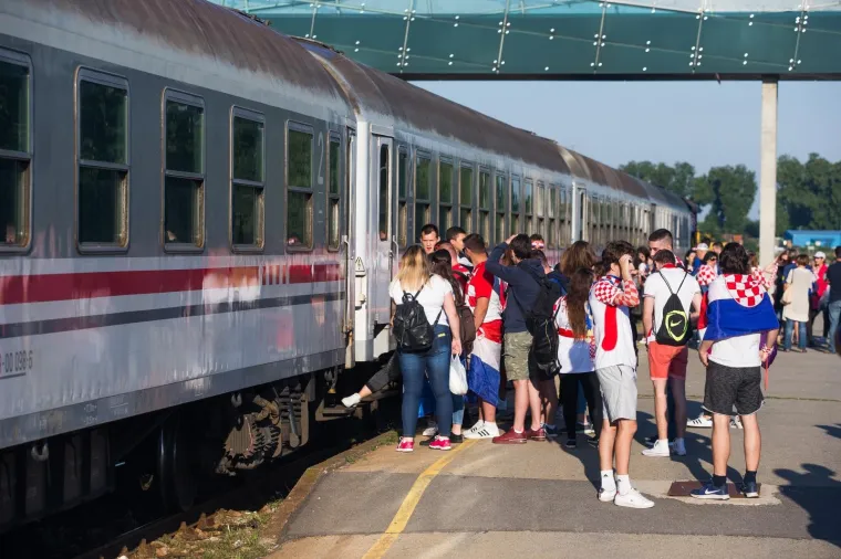 Iz Osijeka je krenula kompozicija od osam vagona na doček koji se Vatrenima organizira na sredi&scaron;njem zagrebačkom trgu. Grad Osijek i Osječko-baranjska županija financirali su izvanredni prijevoz HŽ-a.