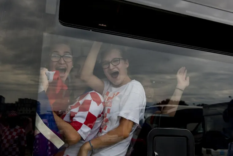 Navijači iz cijele Hrvatske stigli su organizirano na parkirali&scaron;te kod Velesajma odakle se nakon kratkog slavlja gradskim autobusima prevoze do Glavnog kolodvora, nakon čega će pje&scaron;ice krenuti prema Trgu bana Jelačića.