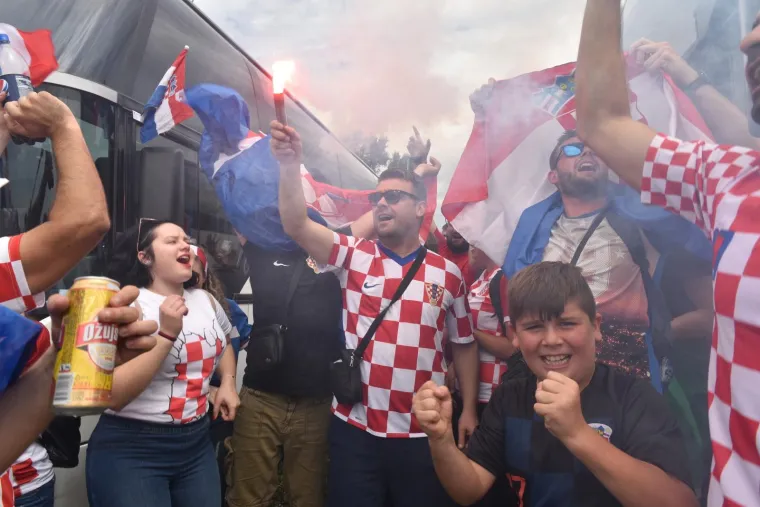 Navijači iz cijele Hrvatske stigli su organizirano na parkirali&scaron;te kod Velesajma odakle se nakon kratkog slavlja gradskim autobusima prevoze do Glavnog kolodvora, nakon čega će pje&scaron;ice krenuti prema Trgu bana Jelačića.