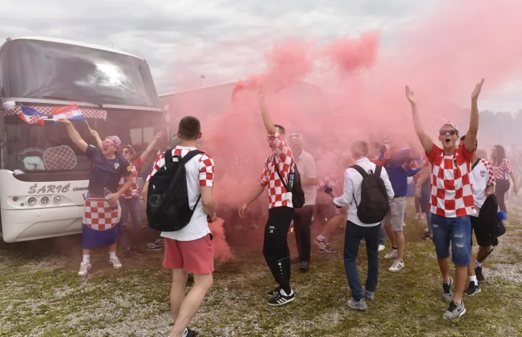 Navijači iz cijele Hrvatske stigli su organizirano na parkirali&scaron;te kod Velesajma odakle se nakon kratkog slavlja gradskim autobusima prevoze do Glavnog kolodvora, nakon čega će pje&scaron;ice krenuti prema Trgu bana Jelačića.