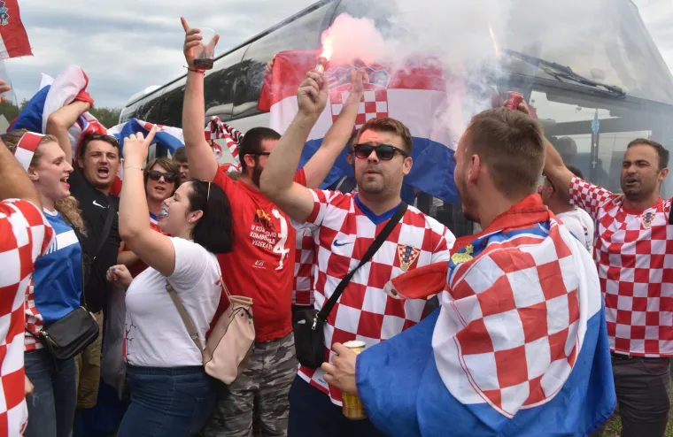 Navijači iz cijele Hrvatske stigli su organizirano na parkirali&scaron;te kod Velesajma odakle se nakon kratkog slavlja gradskim autobusima prevoze do Glavnog kolodvora, nakon čega će pje&scaron;ice krenuti prema Trgu bana Jelačića.