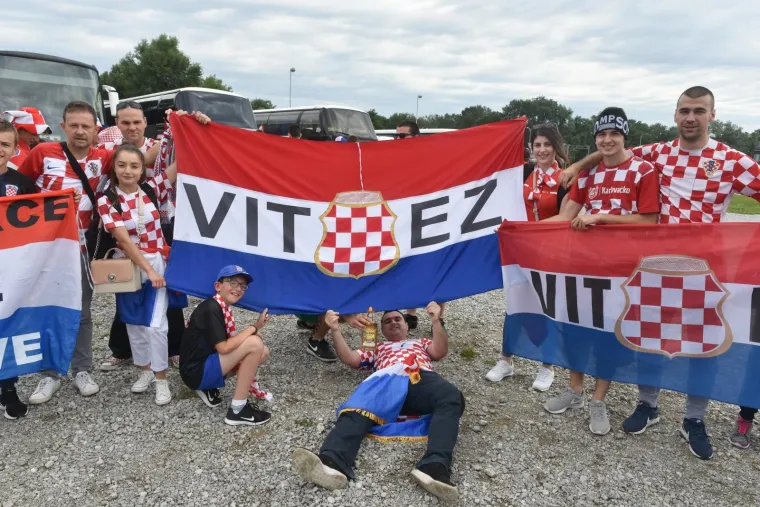 Navijači iz cijele Hrvatske stigli su organizirano na parkirali&scaron;te kod Velesajma odakle se nakon kratkog slavlja gradskim autobusima prevoze do Glavnog kolodvora, nakon čega će pje&scaron;ice krenuti prema Trgu bana Jelačića.