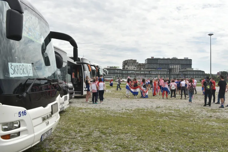 Navijači iz cijele Hrvatske stigli su organizirano na parkirali&scaron;te kod Velesajma odakle se nakon kratkog slavlja gradskim autobusima prevoze do Glavnog kolodvora, nakon čega će pje&scaron;ice krenuti prema Trgu bana Jelačića.