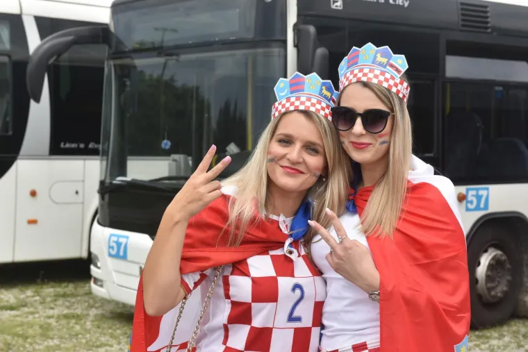 Navijači iz cijele Hrvatske stigli su organizirano na parkirali&scaron;te kod Velesajma odakle se nakon kratkog slavlja gradskim autobusima prevoze do Glavnog kolodvora, nakon čega će pje&scaron;ice krenuti prema Trgu bana Jelačića.