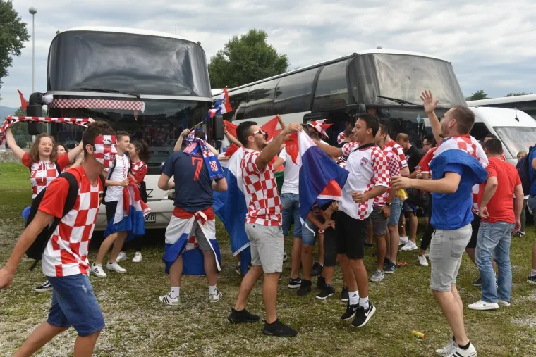 Navijači iz cijele Hrvatske stigli su organizirano na parkirali&scaron;te kod Velesajma odakle se nakon kratkog slavlja gradskim autobusima prevoze do Glavnog kolodvora, nakon čega će pje&scaron;ice krenuti prema Trgu bana Jelačića.