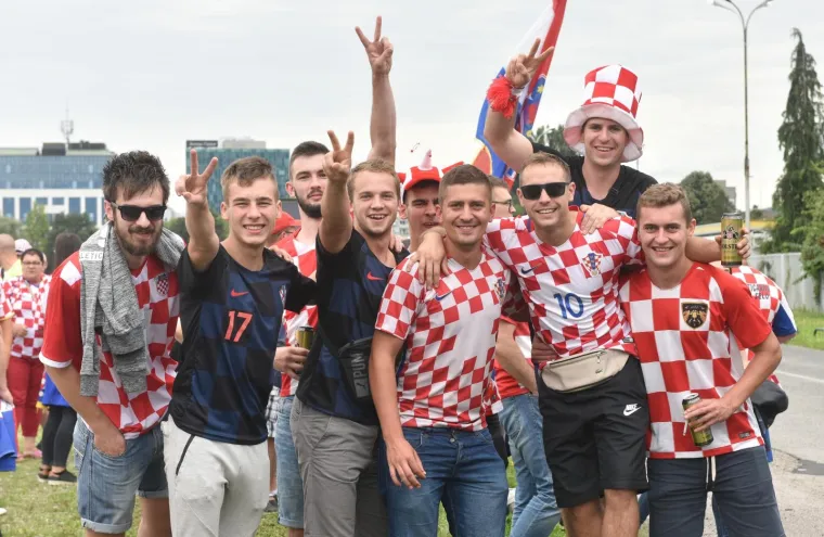 Navijači iz cijele Hrvatske stigli su organizirano na parkirali&scaron;te kod Velesajma odakle se nakon kratkog slavlja gradskim autobusima prevoze do Glavnog kolodvora, nakon čega će pje&scaron;ice krenuti prema Trgu bana Jelačića.