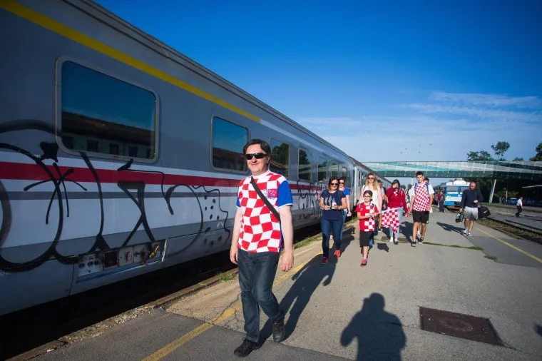 Iz Osijeka je krenula kompozicija od osam vagona na doček koji se Vatrenima organizira na sredi&scaron;njem zagrebačkom trgu. Grad Osijek i Osječko-baranjska županija financirali su izvanredni prijevoz HŽ-a.