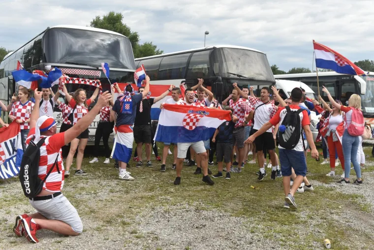 Navijači iz cijele Hrvatske stigli su organizirano na parkirali&scaron;te kod Velesajma odakle se nakon kratkog slavlja gradskim autobusima prevoze do Glavnog kolodvora, nakon čega će pje&scaron;ice krenuti prema Trgu bana Jelačića.