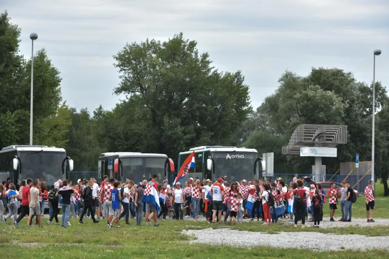 Navijači iz cijele Hrvatske stigli su organizirano na parkirali&scaron;te kod Velesajma odakle se nakon kratkog slavlja gradskim autobusima prevoze do Glavnog kolodvora, nakon čega će pje&scaron;ice krenuti prema Trgu bana Jelačića.