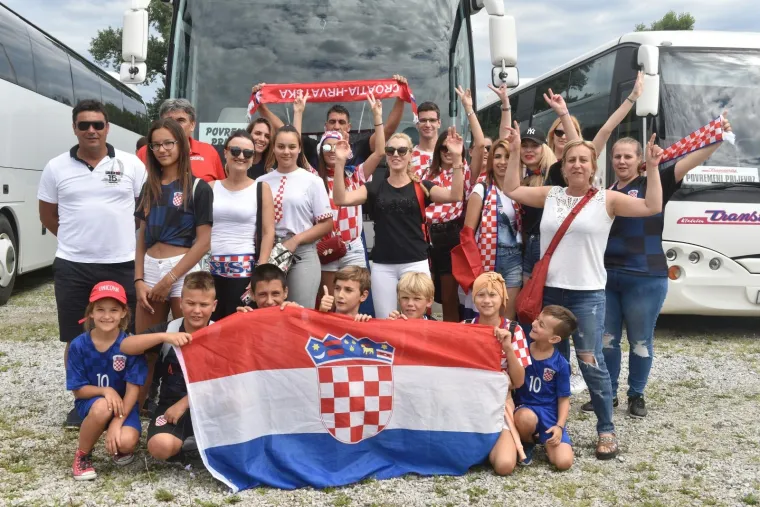 Navijači iz cijele Hrvatske stigli su organizirano na parkirali&scaron;te kod Velesajma odakle se nakon kratkog slavlja gradskim autobusima prevoze do Glavnog kolodvora, nakon čega će pje&scaron;ice krenuti prema Trgu bana Jelačića.