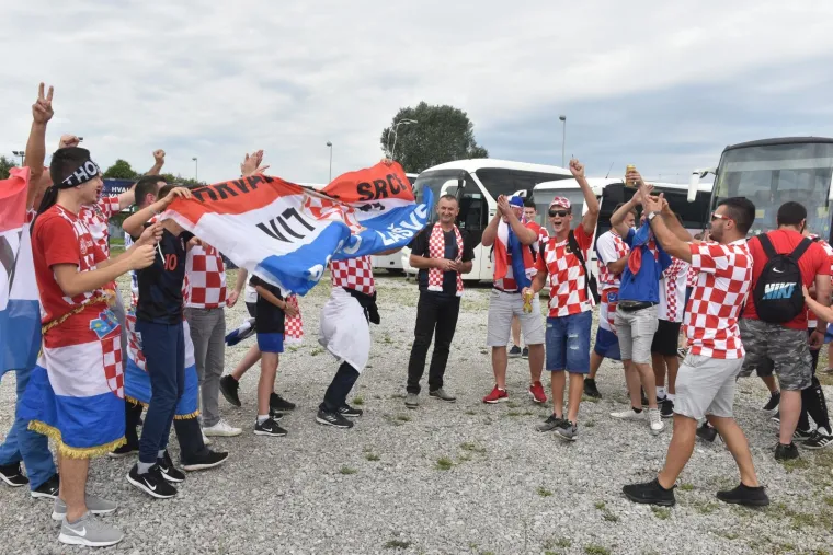 Navijači iz cijele Hrvatske stigli su organizirano na parkirali&scaron;te kod Velesajma odakle se nakon kratkog slavlja gradskim autobusima prevoze do Glavnog kolodvora, nakon čega će pje&scaron;ice krenuti prema Trgu bana Jelačića.