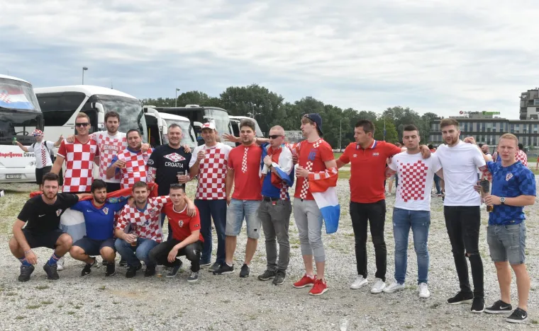 Navijači iz cijele Hrvatske stigli su organizirano na parkirali&scaron;te kod Velesajma odakle se nakon kratkog slavlja gradskim autobusima prevoze do Glavnog kolodvora, nakon čega će pje&scaron;ice krenuti prema Trgu bana Jelačića.