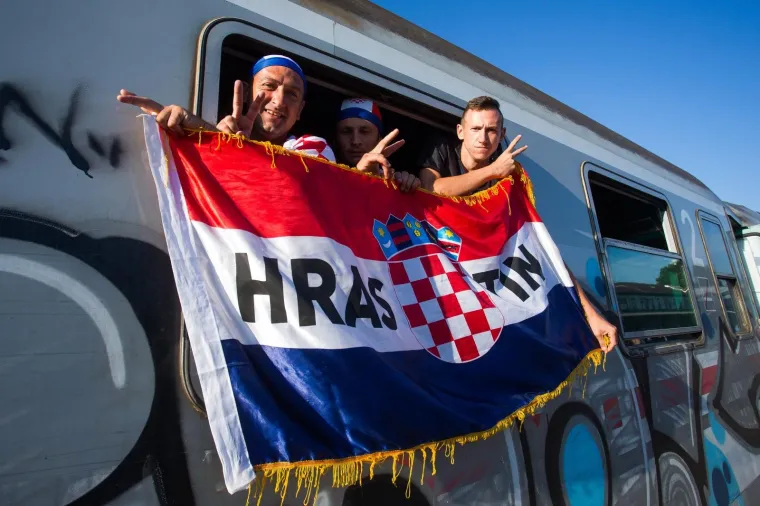 Iz Osijeka je krenula kompozicija od osam vagona na doček koji se Vatrenima organizira na sredi&scaron;njem zagrebačkom trgu. Grad Osijek i Osječko-baranjska županija financirali su izvanredni prijevoz HŽ-a.