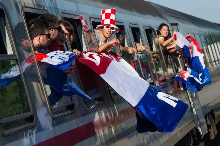 Iz Osijeka je krenula kompozicija od osam vagona na doček koji se Vatrenima organizira na sredi&scaron;njem zagrebačkom trgu. Grad Osijek i Osječko-baranjska županija financirali su izvanredni prijevoz HŽ-a.