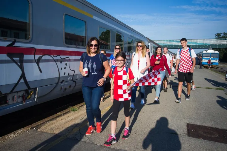 Iz Osijeka je krenula kompozicija od osam vagona na doček koji se Vatrenima organizira na sredi&scaron;njem zagrebačkom trgu. Grad Osijek i Osječko-baranjska županija financirali su izvanredni prijevoz HŽ-a.