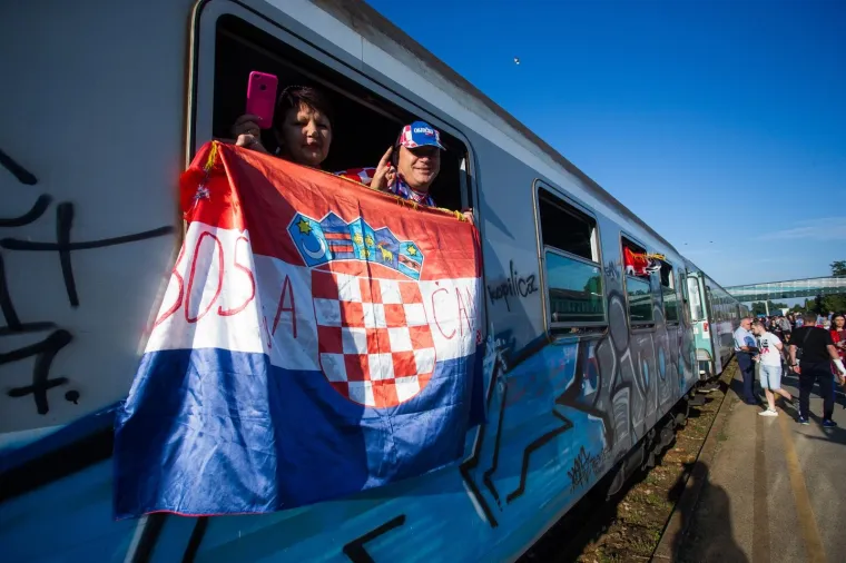 Iz Osijeka je krenula kompozicija od osam vagona na doček koji se Vatrenima organizira na sredi&scaron;njem zagrebačkom trgu. Grad Osijek i Osječko-baranjska županija financirali su izvanredni prijevoz HŽ-a.