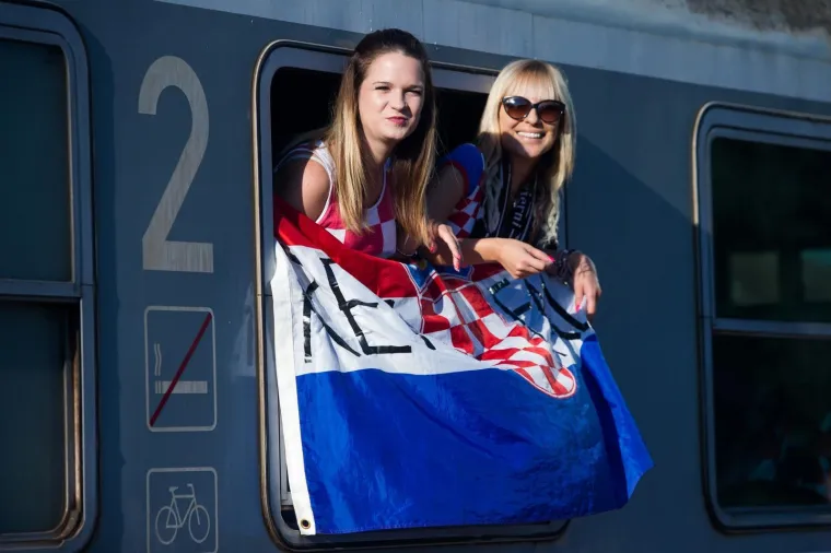 Iz Osijeka je krenula kompozicija od osam vagona na doček koji se Vatrenima organizira na sredi&scaron;njem zagrebačkom trgu. Grad Osijek i Osječko-baranjska županija financirali su izvanredni prijevoz HŽ-a.