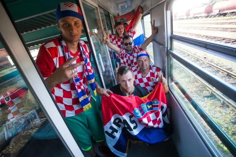 Iz Osijeka je krenula kompozicija od osam vagona na doček koji se Vatrenima organizira na sredi&scaron;njem zagrebačkom trgu. Grad Osijek i Osječko-baranjska županija financirali su izvanredni prijevoz HŽ-a.