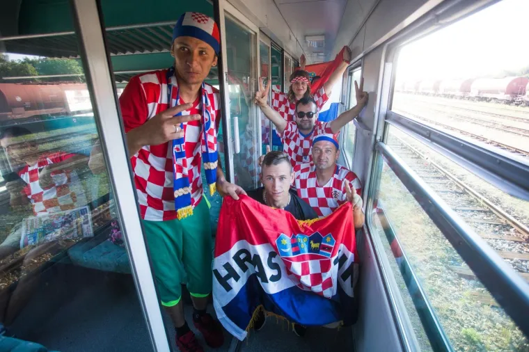 Iz Osijeka je krenula kompozicija od osam vagona na doček koji se Vatrenima organizira na sredi&scaron;njem zagrebačkom trgu. Grad Osijek i Osječko-baranjska županija financirali su izvanredni prijevoz HŽ-a.