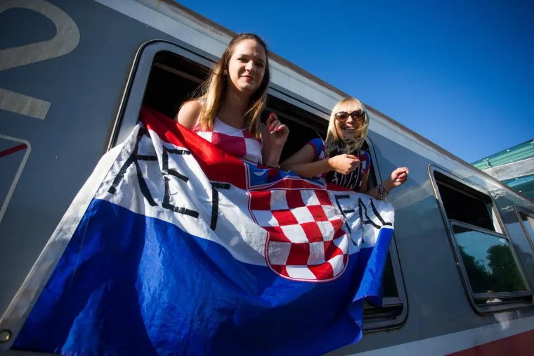 Iz Osijeka je krenula kompozicija od osam vagona na doček koji se Vatrenima organizira na sredi&scaron;njem zagrebačkom trgu. Grad Osijek i Osječko-baranjska županija financirali su izvanredni prijevoz HŽ-a.