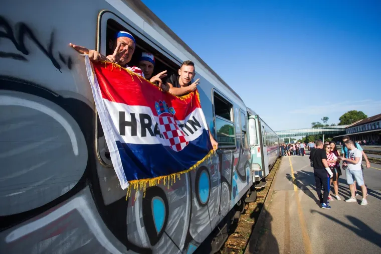 Iz Osijeka je krenula kompozicija od osam vagona na doček koji se Vatrenima organizira na sredi&scaron;njem zagrebačkom trgu. Grad Osijek i Osječko-baranjska županija financirali su izvanredni prijevoz HŽ-a.