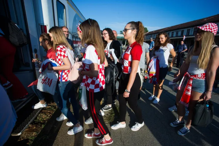 Iz Osijeka je krenula kompozicija od osam vagona na doček koji se Vatrenima organizira na sredi&scaron;njem zagrebačkom trgu. Grad Osijek i Osječko-baranjska županija financirali su izvanredni prijevoz HŽ-a.