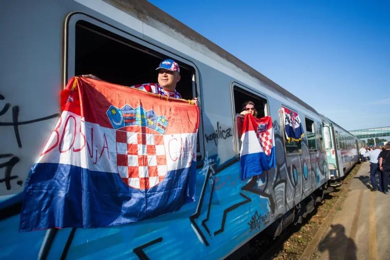 Iz Osijeka je krenula kompozicija od osam vagona na doček koji se Vatrenima organizira na sredi&scaron;njem zagrebačkom trgu. Grad Osijek i Osječko-baranjska županija financirali su izvanredni prijevoz HŽ-a.