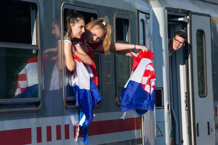 Iz Osijeka je krenula kompozicija od osam vagona na doček koji se Vatrenima organizira na sredi&scaron;njem zagrebačkom trgu. Grad Osijek i Osječko-baranjska županija financirali su izvanredni prijevoz HŽ-a.