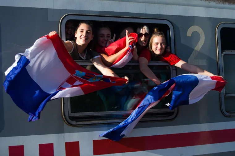 Iz Osijeka je krenula kompozicija od osam vagona na doček koji se Vatrenima organizira na sredi&scaron;njem zagrebačkom trgu. Grad Osijek i Osječko-baranjska županija financirali su izvanredni prijevoz HŽ-a.