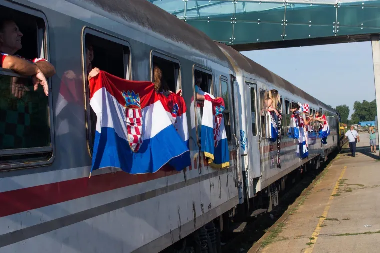 Iz Osijeka je krenula kompozicija od osam vagona na doček koji se Vatrenima organizira na sredi&scaron;njem zagrebačkom trgu. Grad Osijek i Osječko-baranjska županija financirali su izvanredni prijevoz HŽ-a.