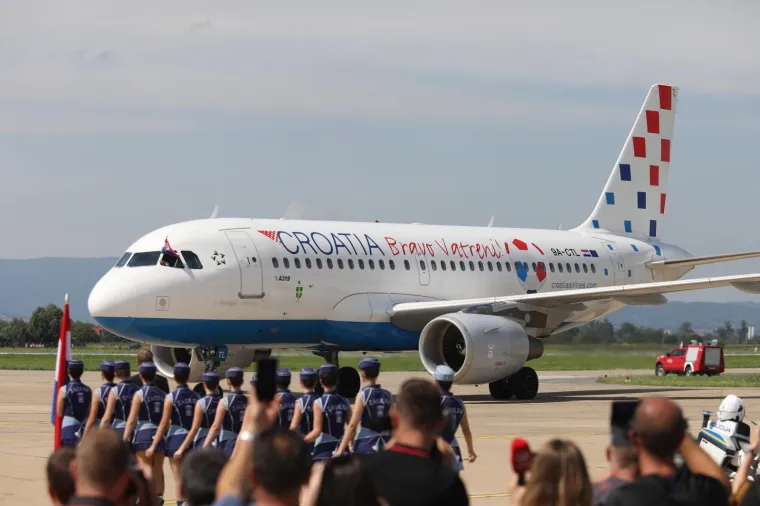 Zrakoplov Croatia Airlinesa sa svjetskim nogometnim doprvacima sletio je u  ponedjeljak u 15 sati i 22 minuta u zagrebačku Zračnu luku Franjo Tuđman.
