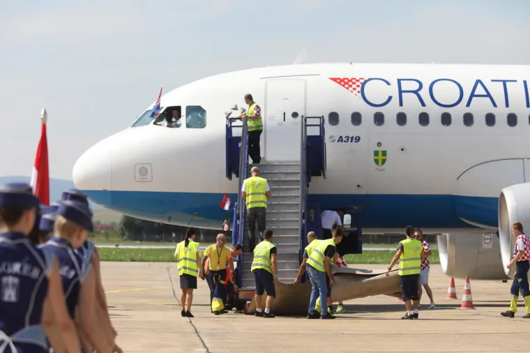 Zrakoplov Croatia Airlinesa sa svjetskim nogometnim doprvacima sletio je u  ponedjeljak u 15 sati i 22 minuta u zagrebačku Zračnu luku Franjo Tuđman.