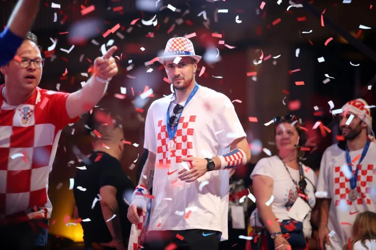 Vatreni nakon pet sati vožnje gradom stigli na Trg, a ondje ih je dočekao neviđeni spektakl!