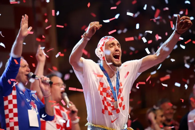 Vatreni nakon pet sati vožnje gradom stigli na Trg, a ondje ih je dočekao neviđeni spektakl!