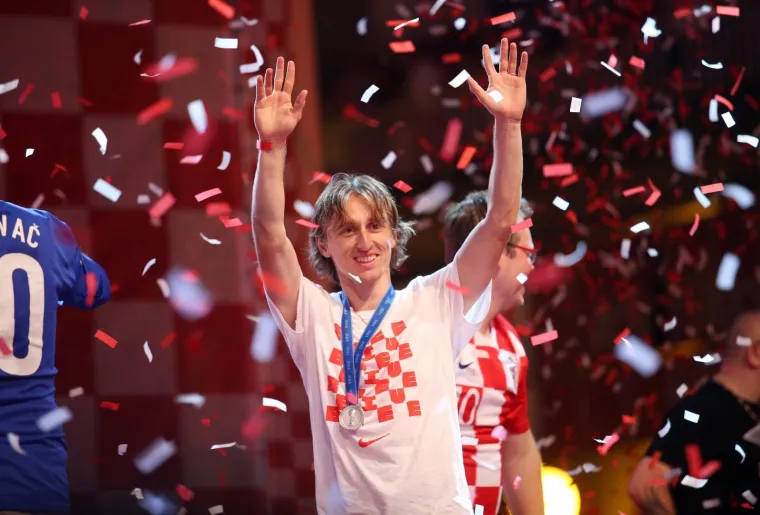 Vatreni nakon pet sati vožnje gradom stigli na Trg, a ondje ih je dočekao neviđeni spektakl!