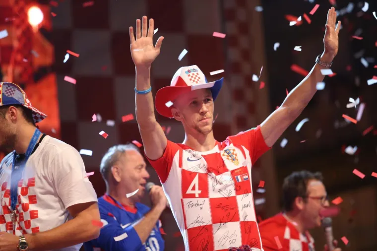 Vatreni nakon pet sati vožnje gradom stigli na Trg, a ondje ih je dočekao neviđeni spektakl!