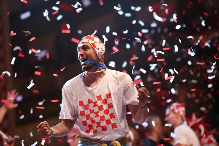 Vatreni nakon pet sati vožnje gradom stigli na Trg, a ondje ih je dočekao neviđeni spektakl!