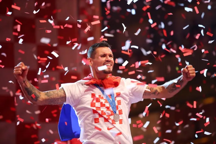 Vatreni nakon pet sati vožnje gradom stigli na Trg, a ondje ih je dočekao neviđeni spektakl!